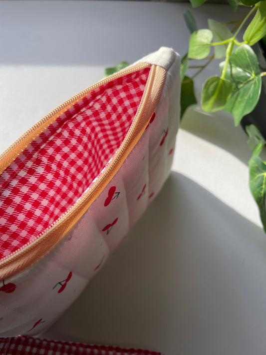 Medium Pochette in Cherry