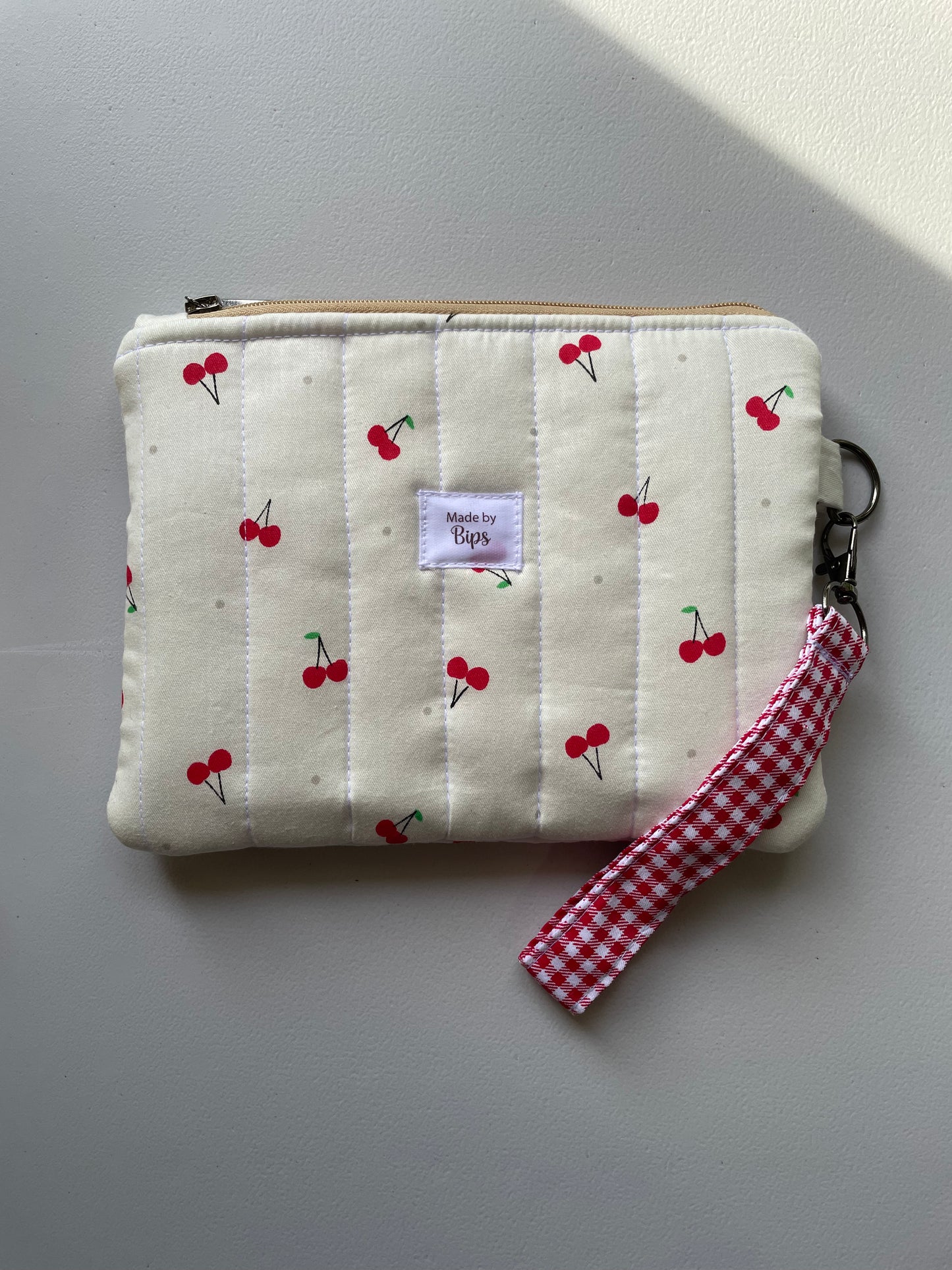Medium Pochette in Cherry