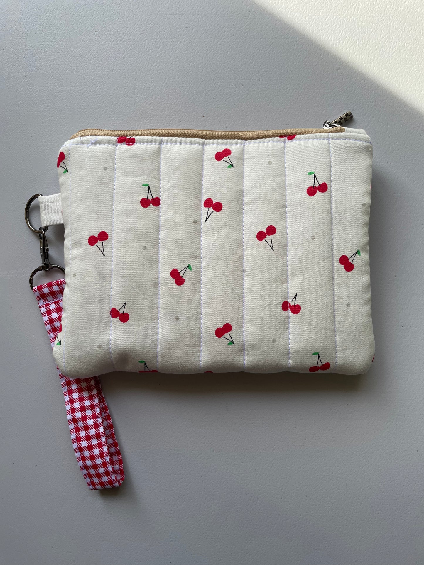Medium Pochette in Cherry